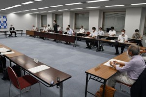 県の病床確保計画を定めた新型コロナウイルス感染症調整本部会議＝１８日、鹿児島市の県庁