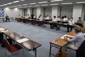 県の病床確保計画を定めた新型コロナウイルス感染症調整本部会議＝１８日、鹿児島市の県庁