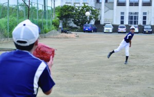 久しぶりの練習に励む野球部の部員たち＝２６日、与論中学校