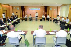 河野義博農林水産大臣政務官（中央）を囲み、サトウキビ農業の現状について意見交換した「農水大臣政務官と語る会」＝１０日、奄美市名瀬