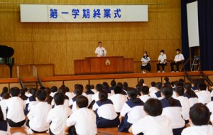 １学期の反省と夏休みの目標を発表する代表生徒＝３１日、奄美市名瀬の朝日中学校