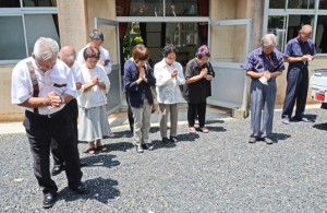 慰霊碑に向かって祈りをささげる遺族ら＝６日、奄美市笠利町中金久