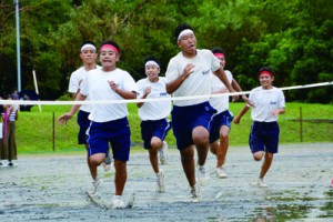 雨の中あった大和中学校の創立１０周年記念体育大会＝１３日、大和村