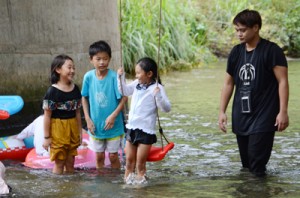 川遊びを楽しむ子どもら＝２１日、大和村