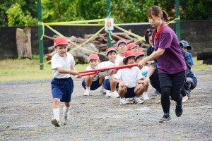 １８種目で盛り上がった名音小学校と名音集落の合同大運動会＝２０日、大和村