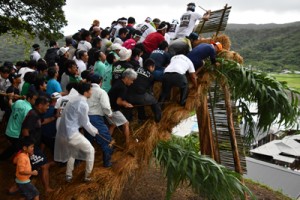 ２０１９年に行われた龍郷町秋名・幾里の伝統行事「ショチョガマ」＝１９年９月６日、龍郷町秋名