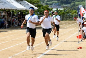 各学年の代表者が健脚を競った「スウェーデンリレー」＝８日、徳之島町の徳之島高校グラウンド 