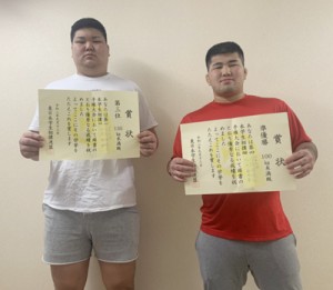 東日本学生相撲個人別選手権大会で上位入賞した（左から）伊波、松元（提供写真）