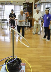 ミニ運動会で汗を流した芦徳のどぅくさ会＝２１日、龍郷町芦徳