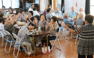 カラオケを楽しむ住民ら＝２１日、和泊町国頭