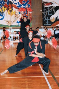 台風接近のため体育館であった県立大島北高校の体育祭＝５日、奄美市笠利町