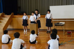 始業式で２学期の目標を発表する代表児童生徒＝１日、奄美市名瀬の崎原小中学校