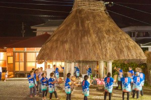 「伝泊　高倉のある宿」で行われた八月踊り体験の様子＝奄美市笠利町須野（奄美イノベーション提供）