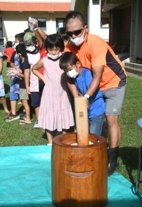 餅つきを体験する子どもたち＝１９日、天城町天城