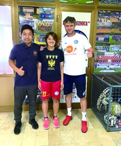 ＦＫ　ＢＲＥＺＮＩＣＡに入団した喜元選手（中央）＝提供写真