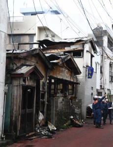 住家など５棟が全焼した火災現場＝２４日午前１１時ごろ、瀬戸内町古仁屋