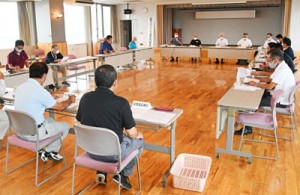 町民の感染確認を受けて開かれた天城町新型コロナウイルス感染症対策本部の会合＝２６日、町役場