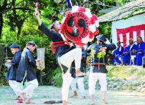 昨年披露された「諸鈍シバヤ」＝２０１９年１０月７日、瀬戸内町諸鈍の大屯神社