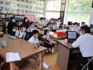 インターネット利用の注意点などを学ぶ児童ら＝１０日、奄美市笠利町（提供写真）