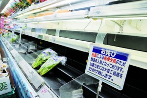 台風の影響で欠品が目立つスーパー＝２日、奄美市名瀬