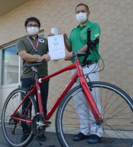 「自転車通勤推進宣言団体」に認定された和泊町の職員＝１１日、同町