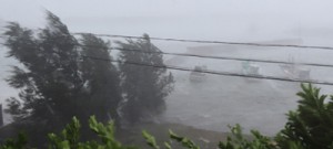 台風が直撃し、暴風が吹き荒れた喜界島＝６日午前９時半ごろ、喜界町の小野津漁港
