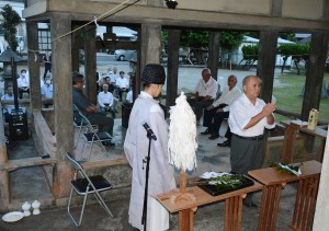 約４０人が参列した偲ぶ会の例祭＝２４日、和泊町の南洲神社