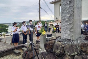 恒久平和を誓い、犠牲者の冥福を祈った参加者ら（提供写真）