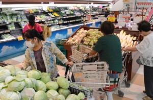 買い物で混雑する小売店＝９日、和泊町のＡコープ和泊店