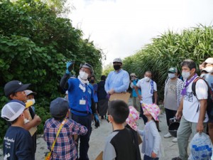 喜界町であった「自然お散歩ツアー」＝８月２９日、喜界町（提供写真）