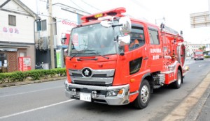 防災啓発活動で町内を巡回する消防車両＝９日、和泊町和泊