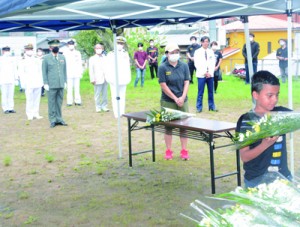 犠牲者の冥福を祈って献花する参列者＝１３日、やのわき公園