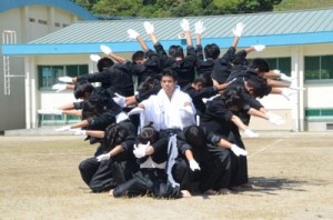 迫力のある演舞を披露した応援団＝８日、瀬戸内町の古仁屋高校