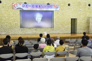 離島の感染症対策などについて冨岡医師がリモートで語った文化講演会＝１１日、奄美市笠利町の県奄美パーク