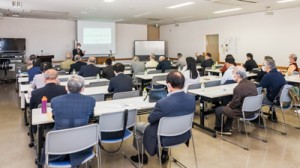 奄美の世界自然遺産登録の意義などについて学んだフォーラム＝２５日、東京・小金井市