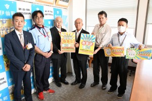 郵便職員へ伊仙町生活応援商品券の発送を依頼する大久保町長＝２７日、同町役場