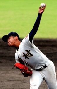 打撃で活躍した神村学園の寶永（伊仙中出身）＝１１日、鹿児島市の平和リース球場