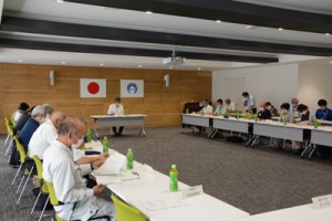 新型コロナウイルスの影響ついて各機関・団体の報告があった検討会＝１日、奄美市役所