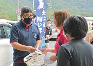 ペットの適正飼養を呼び掛けた街頭キャンペーン＝１５日、奄美市名瀬