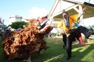 会場を盛り上げた「獅子舞い」＝１日、与論町の地主神社