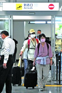 東京直行便を利用し、奄美空港へ降り立った搭乗者＝４日、奄美市笠利町