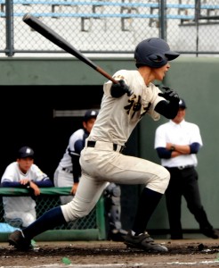 打撃で活躍した神村学園の寶永（伊仙中出身）＝１１日、鹿児島市の平和リース球場