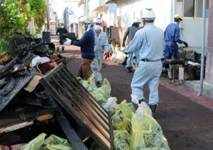 古仁屋火災現場でボランティア作業（瀬戸内建設業協会）２０１００３栄