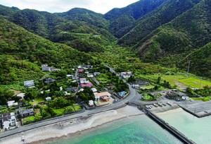 上空から見た今里集落。右奥の山裾に水田があったという