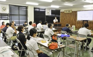 一般社団法人イモーレ秋名の村上裕希代表が事例発表した総会＝６日、奄美市名瀬