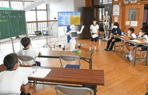 ペッパーを使って学習成果を発表した尾母小学校のプログラミング発表会＝２２日、徳之島町尾母