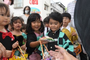 お菓子をもらうみつばち保育所の園児たち