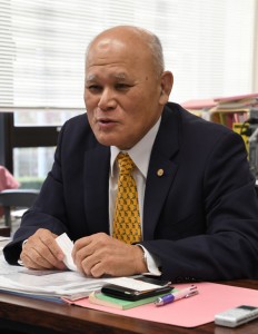 県行政書士会長・奄美市出身の鶴さん写真　丸山