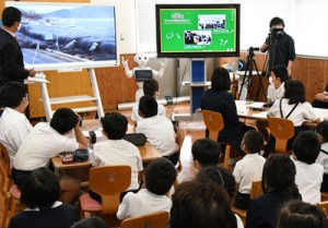 人型ロボット「ペッパー」から津波について学ぶ児童たち＝５日、徳之島町花徳小学校  