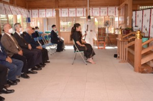 秋の例大祭で祈りをささげる参拝者＝３日、奄美市名瀬の高千穂神社 